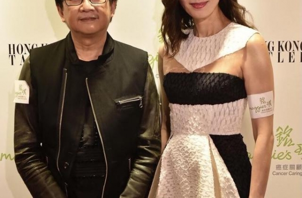 李嘉欣不愧是最美港姐，穿拼接连衣裙真高级，年过半百也没苍老感