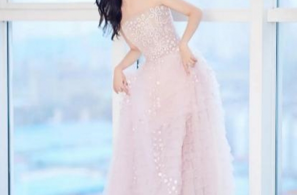 金鹰红毯女明星比美，谭松韵妆容精致，却被曝穿3年前过季礼服？