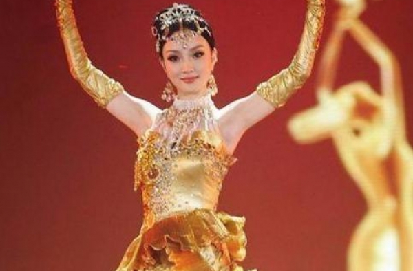 金鹰节开幕把李小璐剪了！同涉出轨陈赫依然活跃，热评第一亮了
