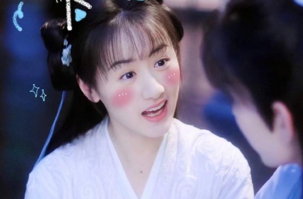 《琉璃》女主袁冰妍剧里剧外反差太大，不信？看穿衣风格就知道了