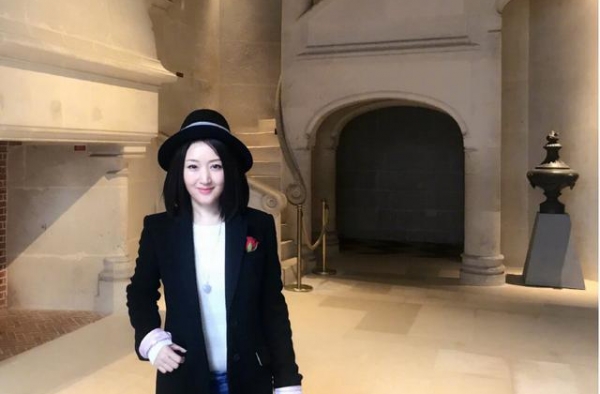 杨钰莹出国旅游真会穿，大衣配牛仔裤显气场，小礼帽英伦风十足