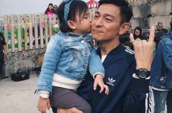 天王巨星成“女儿奴”，刘德华宠女羡煞旁人，发哥吐槽太真实
