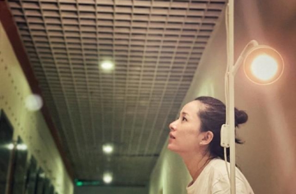 靳东老婆穿4年前毛衣拍照，带妆出镜美得惊艳，和老公超有夫妻相