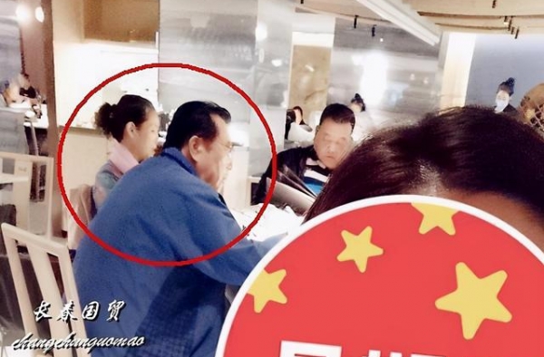 81岁李双江和小30岁娇妻路边吃饭！被儿子拖累，晚年凄凉