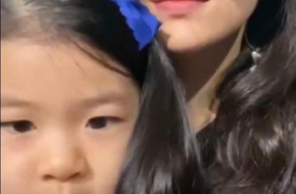 章子怡抱女儿探班汪峰，见证对方高光时刻，毫不掩饰对丈夫的崇拜