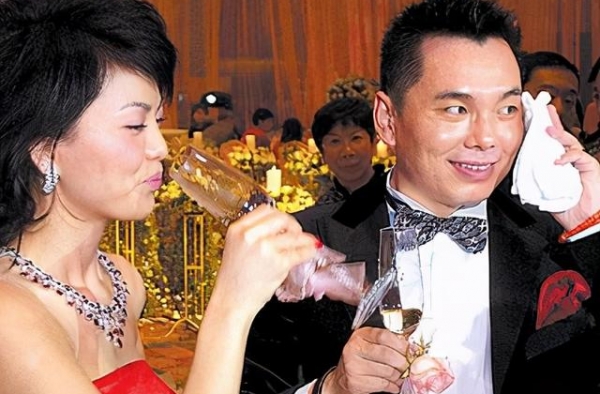 汪小菲出席富豪饭局，面对大佬表现乖巧，金巧巧开廉价电动车前来