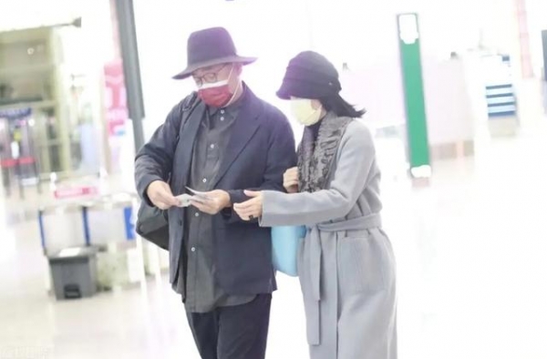 ＂小陶虹＂罕见随夫走机场，穿翻毛大衣贵妇感满满，徐峥发福太多