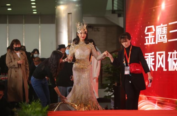 宋茜获2020金鹰女神造型受关注，李小璐被删除宣传片惹争议