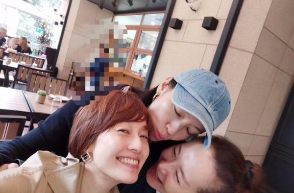 62岁恬妞晒素颜照，跟马伊琍像同龄人，走机场穿的也这么潮