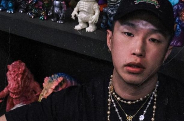 德云社被嘲“最丑”的烧饼晒夫妻合照，看清他妻子正脸，我羡慕了