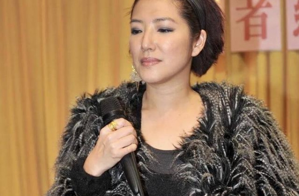 恭喜！52岁关宝慧宣布迎来新恋情，曾为早点嫁人公开承认整容