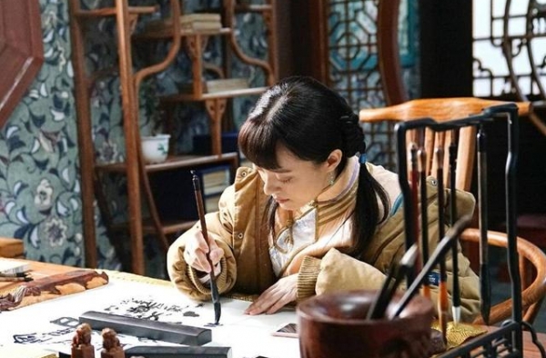孙俪太会穿了，白衣绿裤参加书法展文艺范十足，戴渔夫帽真秀气