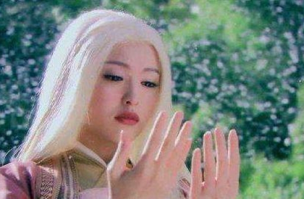 同样是白发美人，紫萱A级，梨落S级，而她SSS惊艳全场