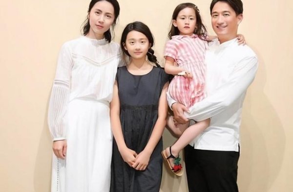 秦昊女儿小米粒“女大十八变”，越大越像伊能静，富养女的新高度