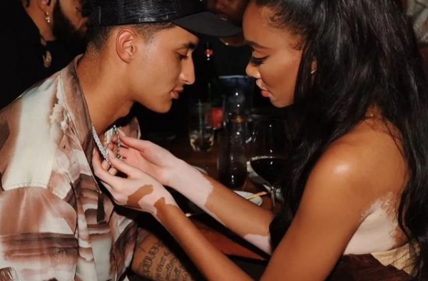 库兹马和女友狂秀恩爱，当初点赞其靓照14天后就把她完全拿下