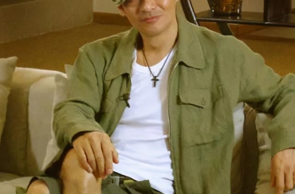 58岁江华患抑郁症后罕现身，与妻子打情骂俏，恩爱30年惹人羡