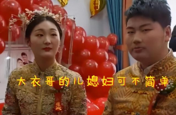 大衣哥的儿媳妇野心不小！粉丝破百万之后，还不忘提携娘家人