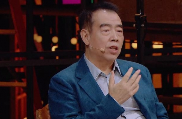 陈凯歌坐不住了？不认同郭敬明评温峥嵘黄梦莹表演？夸她们不错