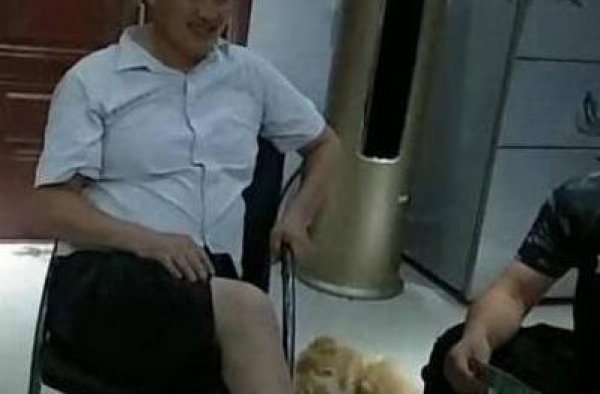 参观大衣哥朱之文的家，家里连餐桌都没有，平时在客厅茶几上吃饭
