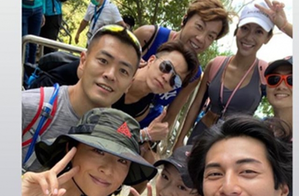 陈奕迅46岁妻子朋友圈曝光，约刘銮雄儿子爬山，还与甘比成闺蜜