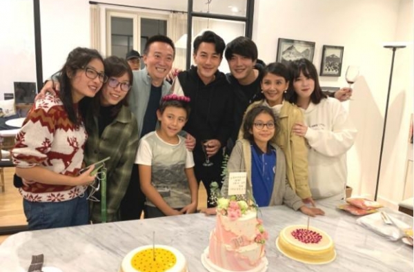 刘烨妻儿现身刘恺威生日会，安娜面色消瘦，女儿霓娜颜值降低