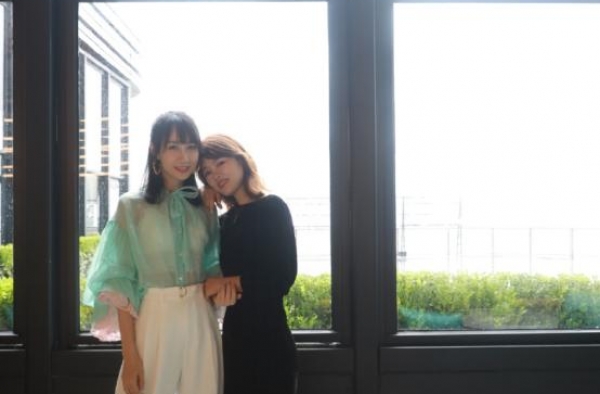 雷佳音老婆原来这么美，穿轻薄衬衫加高腰裤，腿长比例好到不真实