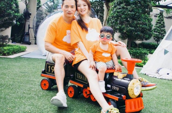 安以轩二胎还在待产，又一对明星夫妇带来好消息，官宣方式好有爱