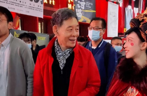 74岁李光复罕现身，亲手喂妻子蛋糕好恩爱，拒绝儿子进入娱乐圈