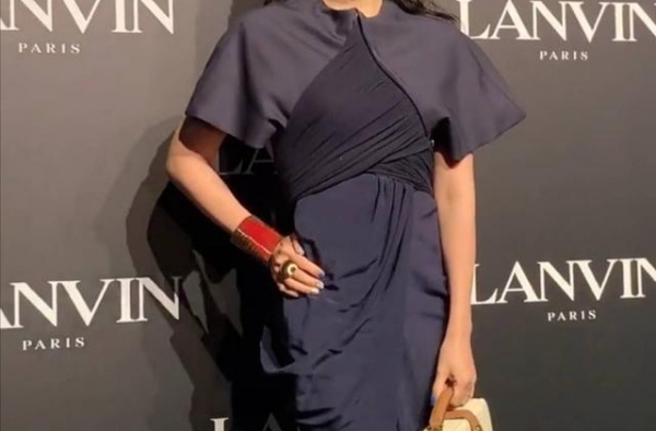 章子怡产后首次公开亮相，高开衩裙秀美腿，嘟嘴卖萌展现辣妈本色