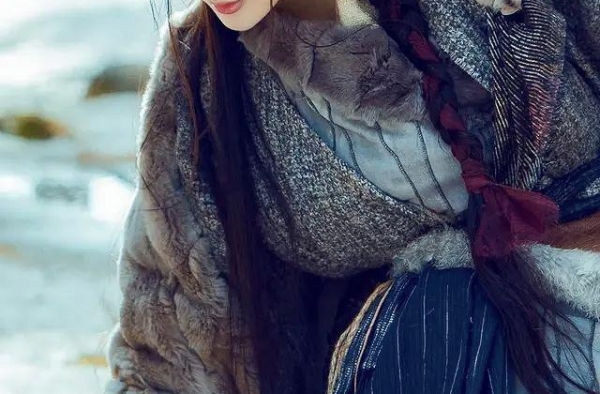 被称最美“殷素素”，90后小花发博喜欢上男装，抹胸短裤抢眼