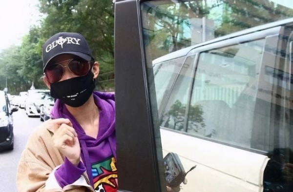 张柏芝包裹严实，还是看到了手上和脖子上的皱纹，网友：太瘦了