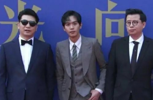 红毯3个惊艳瞬间：倪妮的锁骨，张若昀的腰，宋轶被礼服挤出赘肉