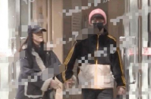 当红小生被曝恋情后，王思聪火速关注其女友！网友：下一个目标？