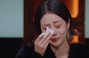 同为红极一时明星，她们在竞演席，赵薇却成了“女版巴菲特”