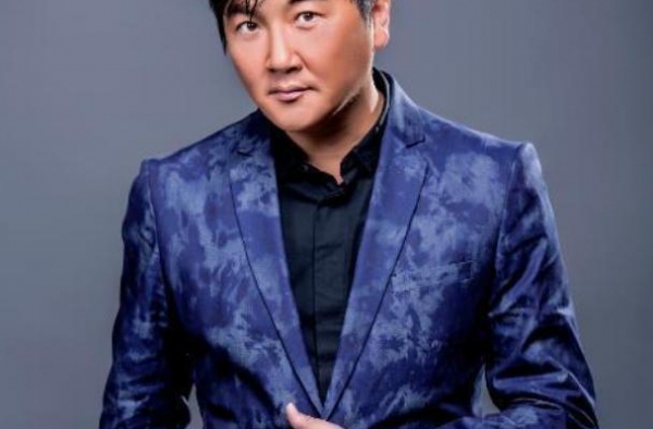 曾经的歌坛一哥，为娶三婚女星“抛妻弃子”，如今50岁活成这样