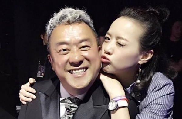 曾宝仪47岁至今未嫁，看看父亲曾志伟，这样的女人确实不敢娶
