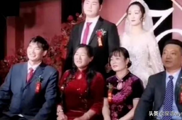 大衣哥两层别墅曝光，装修古色古香超豪华，带小花园景色很宜人呀