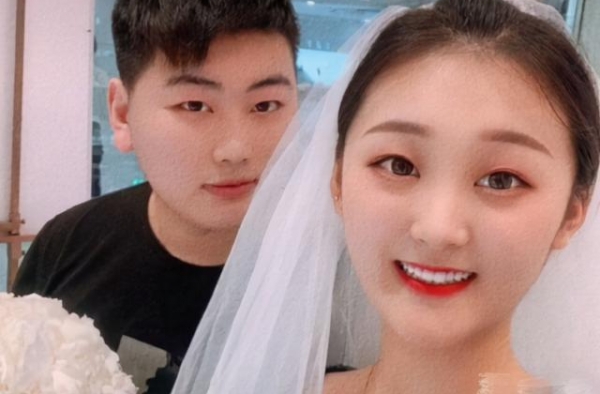 大衣哥儿子搂老婆，在直播间公然秀恩爱，陈亚男被曝一晚赚十几万