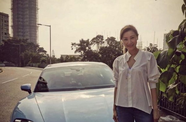 李嘉欣买车4年才开一次？自曝久违开车上路，百万豪车也吃灰