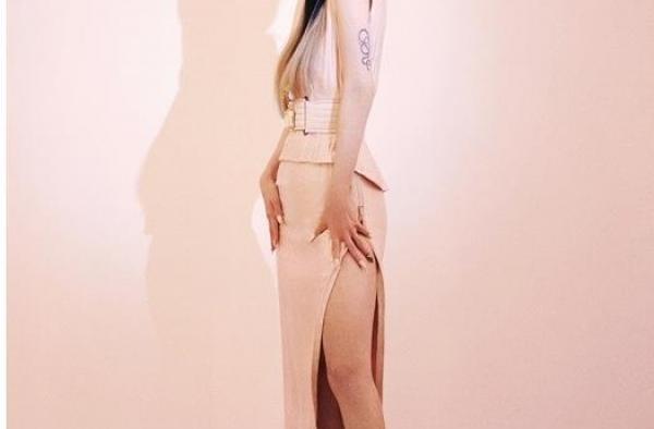 韩艺瑟画报姿态，侧开叉礼服加上“令人窒息的曲线美”