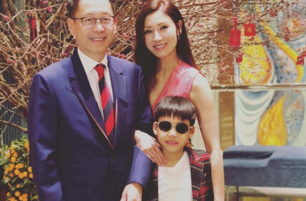 李嘉欣穿透视裤和儿子逛街，引来吐槽，父母着装暴露影响孩子成长