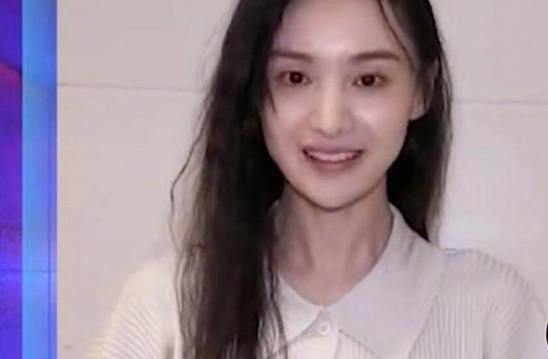 郑爽素颜直播，全程未开滤镜，真实颜值却意外抢镜