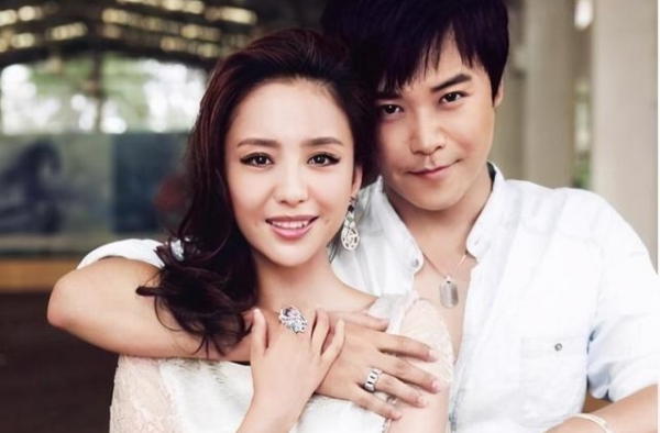 陈思诚夜会两美女，其中一人抽烟姿势霸气！婚姻模式遭网友讽刺