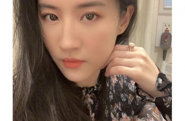 刘亦菲最新自拍照像仙女，穿印花连衣裙，手指搁脸颊上感觉似童话