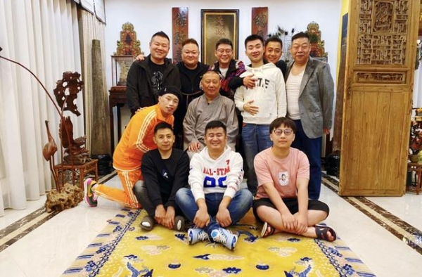 徒弟去郭德纲家中吃饭，装潢奢华像暴发户，“义子”陶阳很受宠