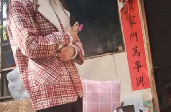 大衣哥夫妇在家做饭，儿媳妇在一旁玩手机，儿媳妇网上被批评