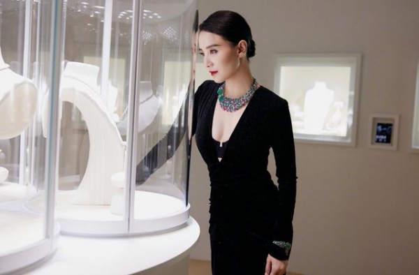 宋佳不愧是“豪门长女”，深V礼服开到胸下，身材丰满很高级