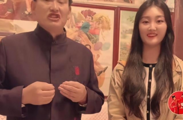 大衣哥在厕所门口为儿媳妇亚男包饺子吃，被问抱孙子笑得合不拢嘴