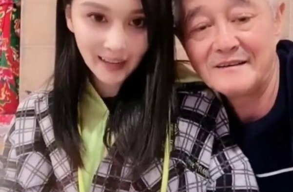 赵本山全家移民？女儿球球在新加坡读中学，自称读书时赚了几百万