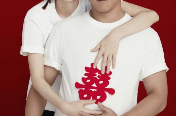 郑恺官宣苗苗生女，提起老婆满脸幸福，但眼神略显疲惫，奶爸难当